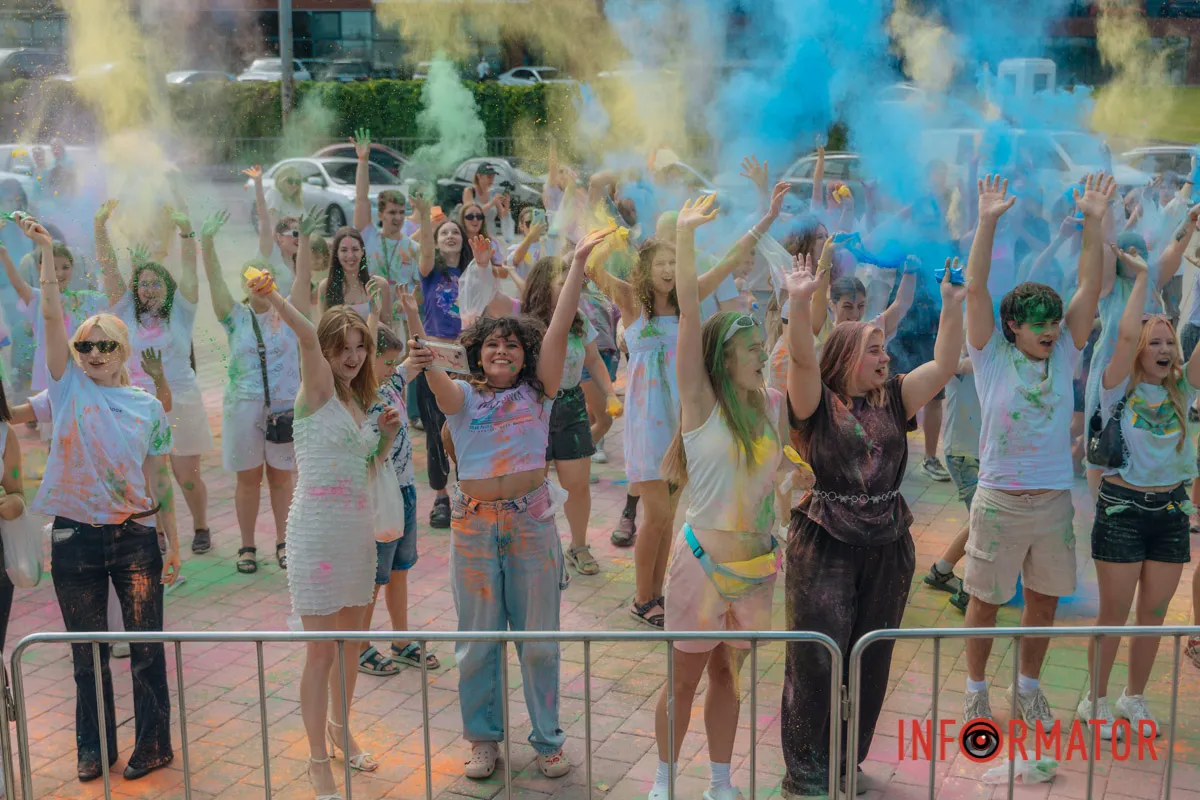 2 сентября возле ТРЦ "Караван" состоялся фестиваль красок Kolir Fest