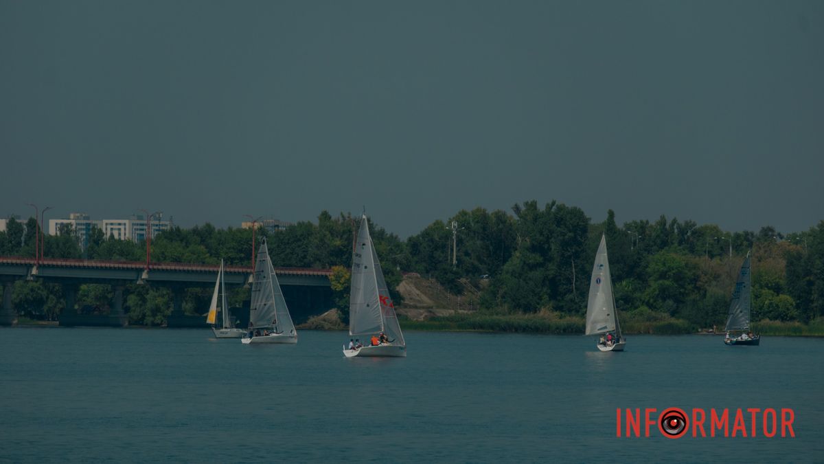 У Дніпрі між двома мостами до Дня міста провели святкову вітрильну регату: як це було