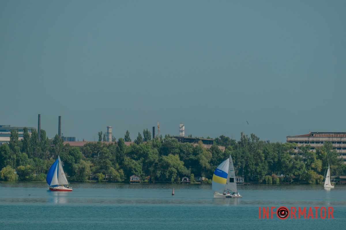 Видовищні кадри змагань на тлі міських мостів та узбережжя