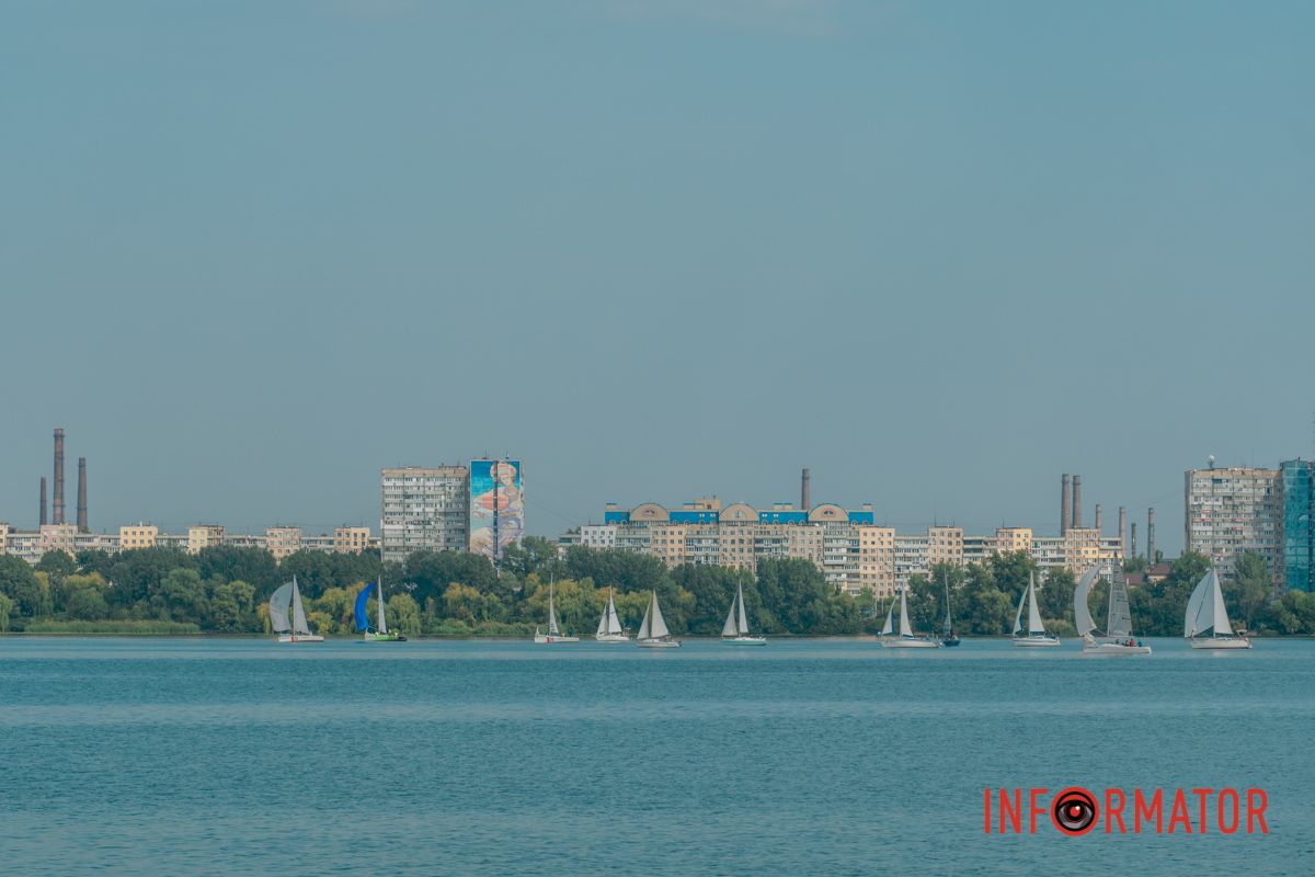 Білосніжні вітрила у спійманні вітрових потоків між двома мостами