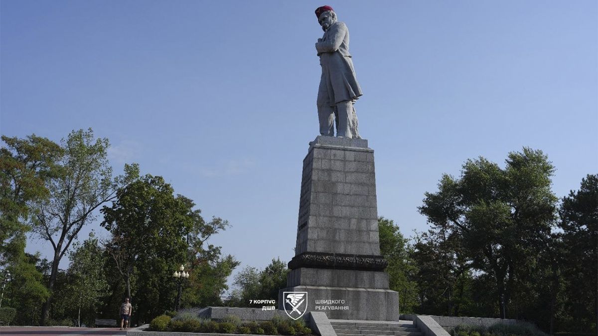 7 корпус ДШВ привітав Дніпро рекордом: для монумента Кобзаря пошили найбільший в Україні берет десантника