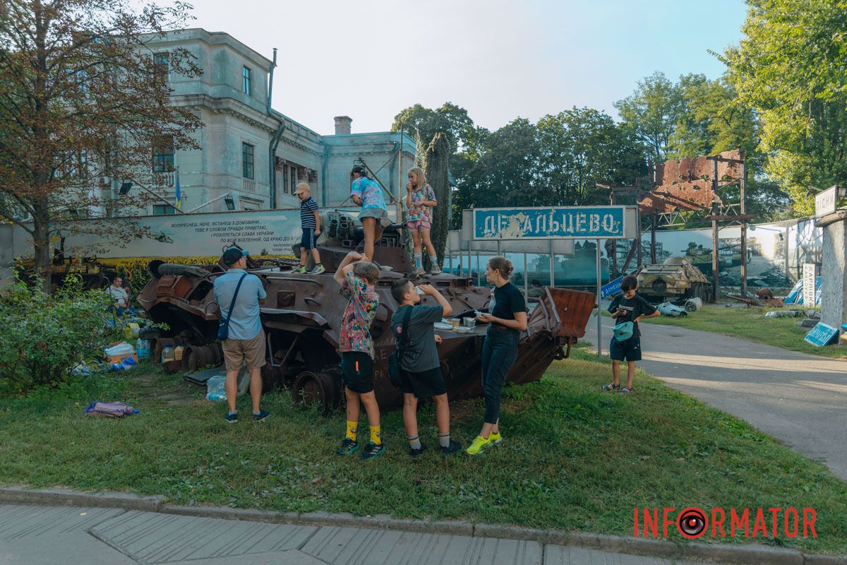 Малеча із захопленням досліджує військову техніку на майданчику
