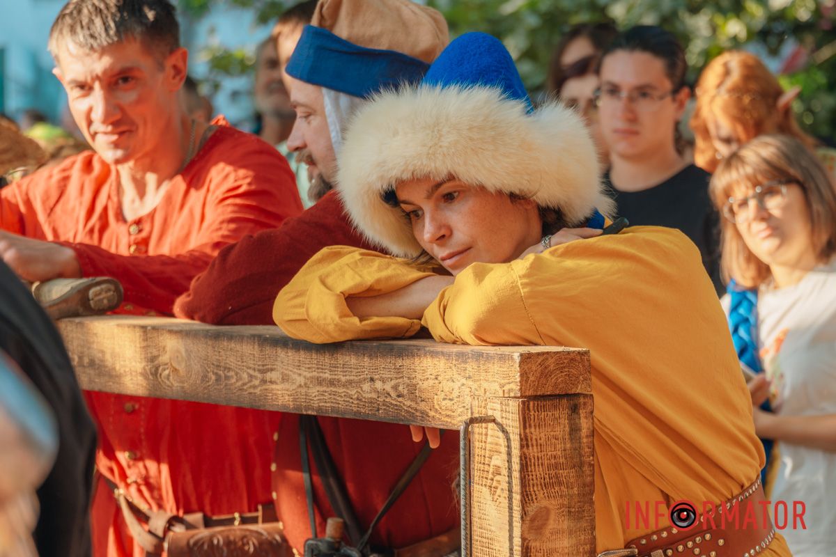 Атмосфера історичного фестивалю біля музею імені Яворницького