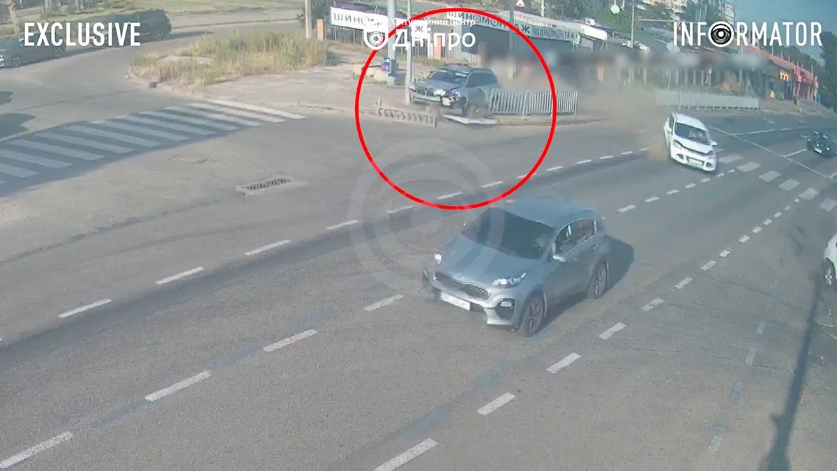 У Дніпрі на Донецькому шосе автівка збила декілька секцій парканів: відео моменту