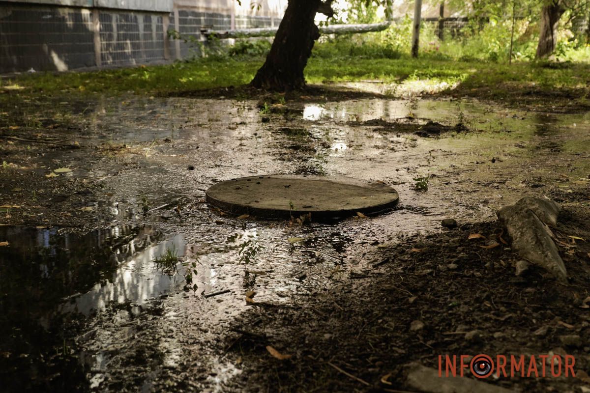 У Дніпрі на Набережній Перемоги вже тиждень дві вулиці заливає водою 6