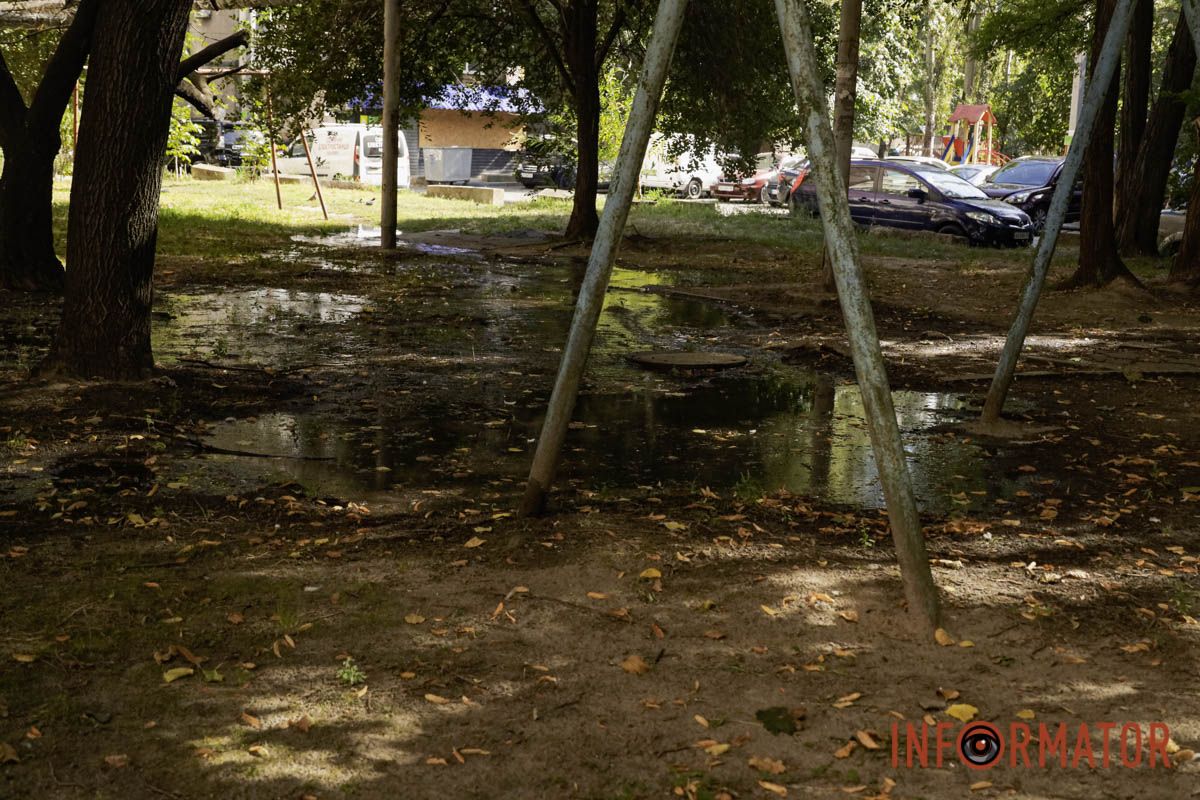 У Дніпрі на Набережній Перемоги вже тиждень дві вулиці заливає водою 11