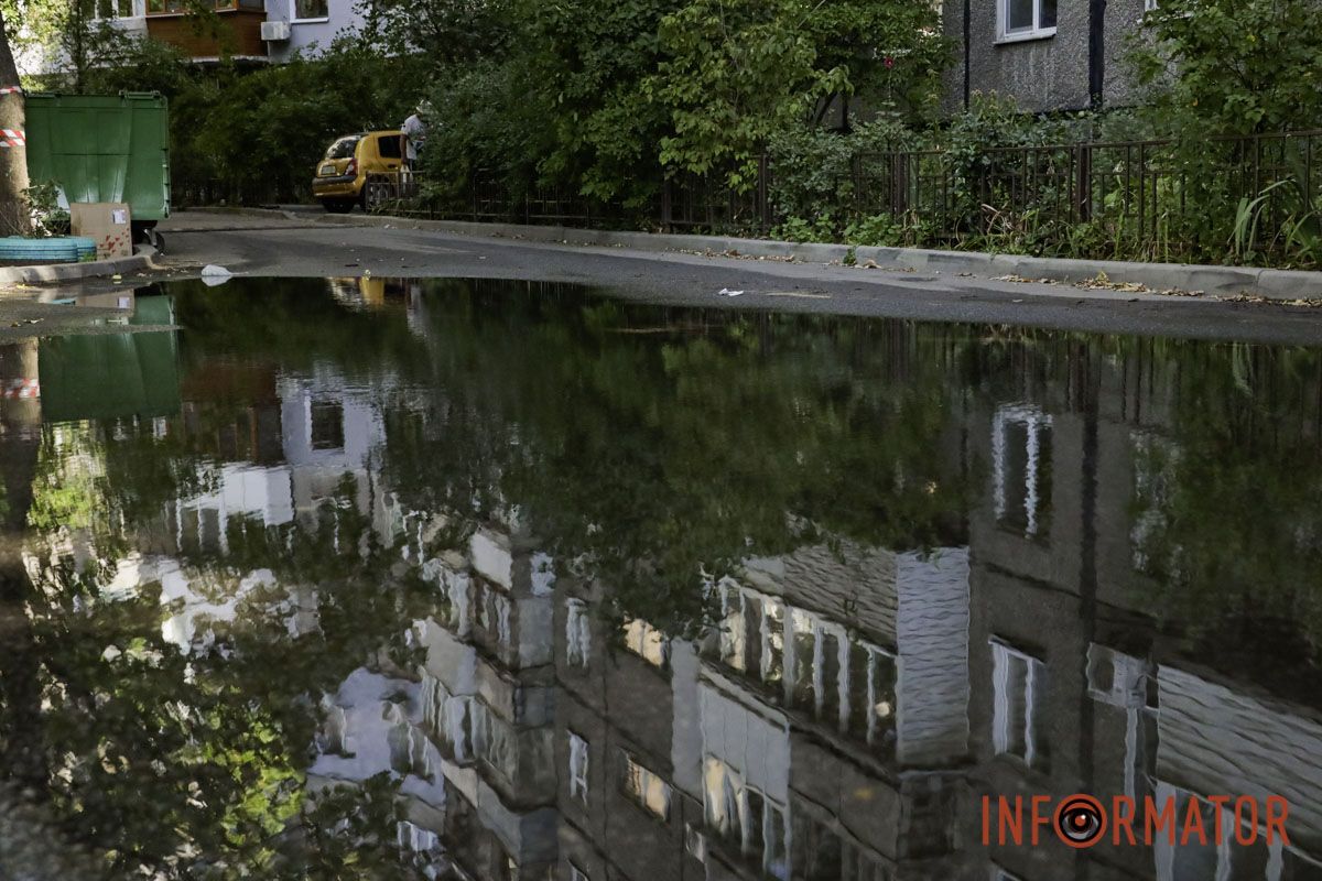 Вода заливає дорогу на Набережній Перемоги вже сьомий день
