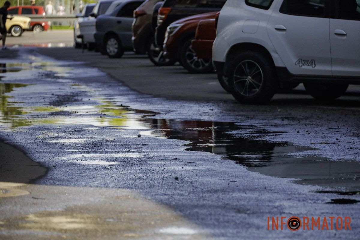 На Набережній Перемоги вода тече з-під землі та заливає вулицю