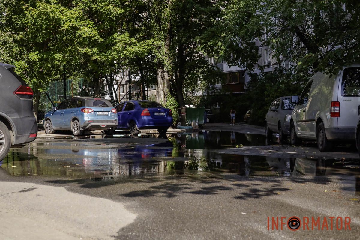 Мешканці чекають на усунення витоку води