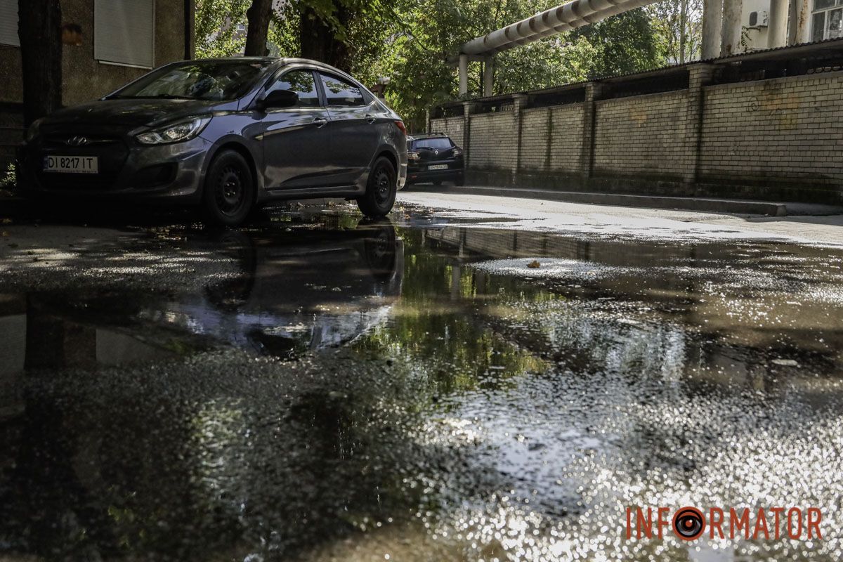 Через значний обсяг води частина потоку виходить на дорогу