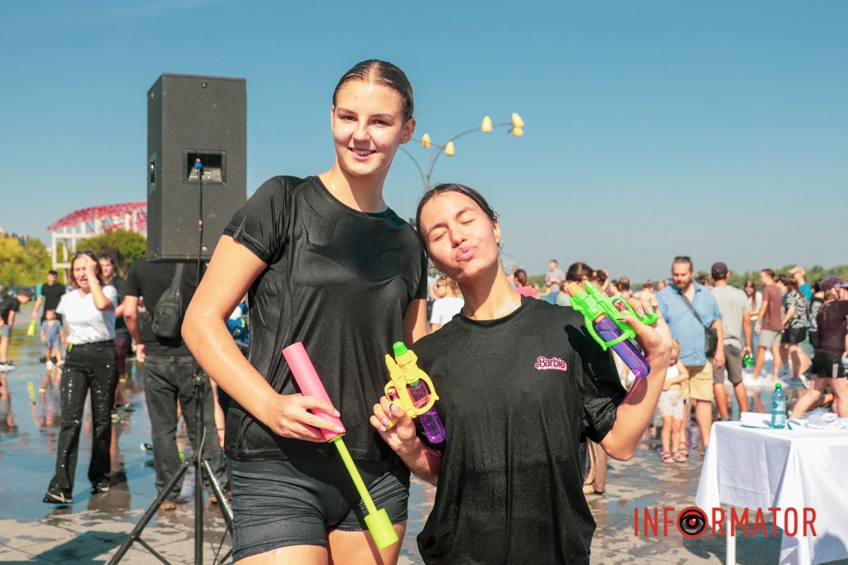 У Дніпрі у сквері Прибережному відзначали 500-річчя міста та грали у водну битву 6