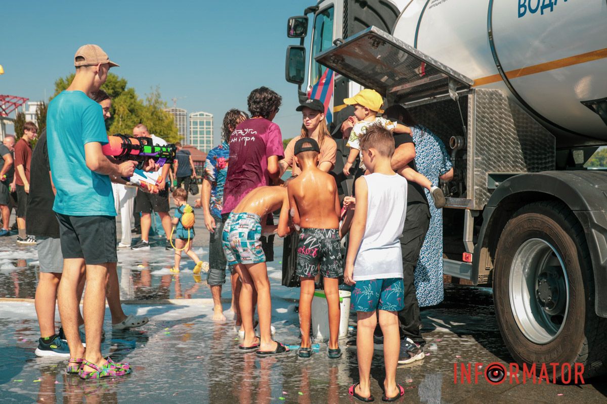 У Дніпрі у сквері Прибережному відзначали 500-річчя міста та грали у водну битву 16