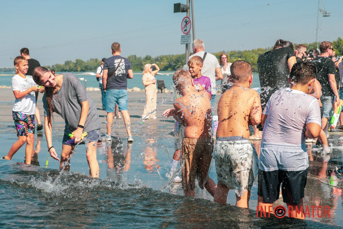 У Дніпрі у сквері Прибережному відзначали 500-річчя міста та грали у водну битву 33