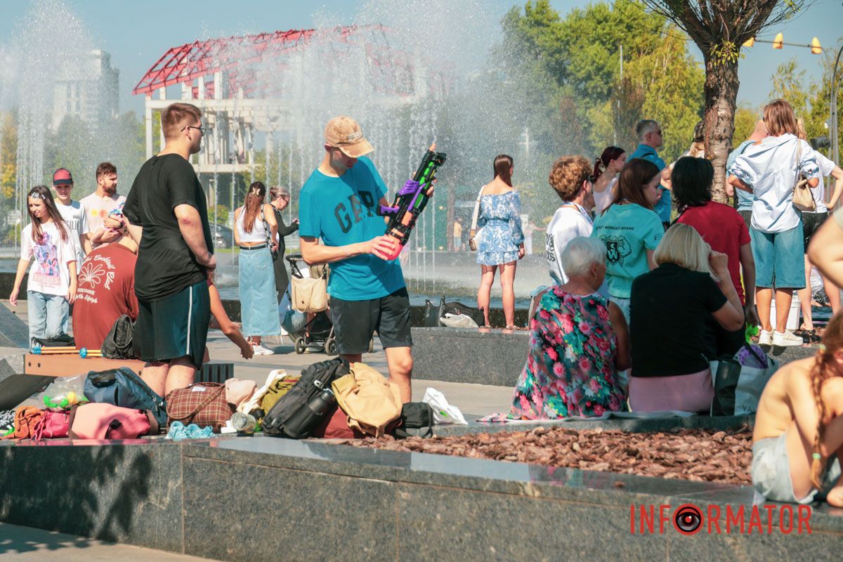 У Дніпрі у сквері Прибережному відзначали 500-річчя міста та грали у водну битву 36