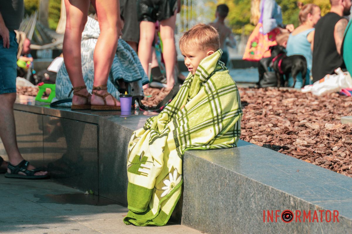 У Дніпрі у сквері Прибережному відзначали 500-річчя міста та грали у водну битву 46