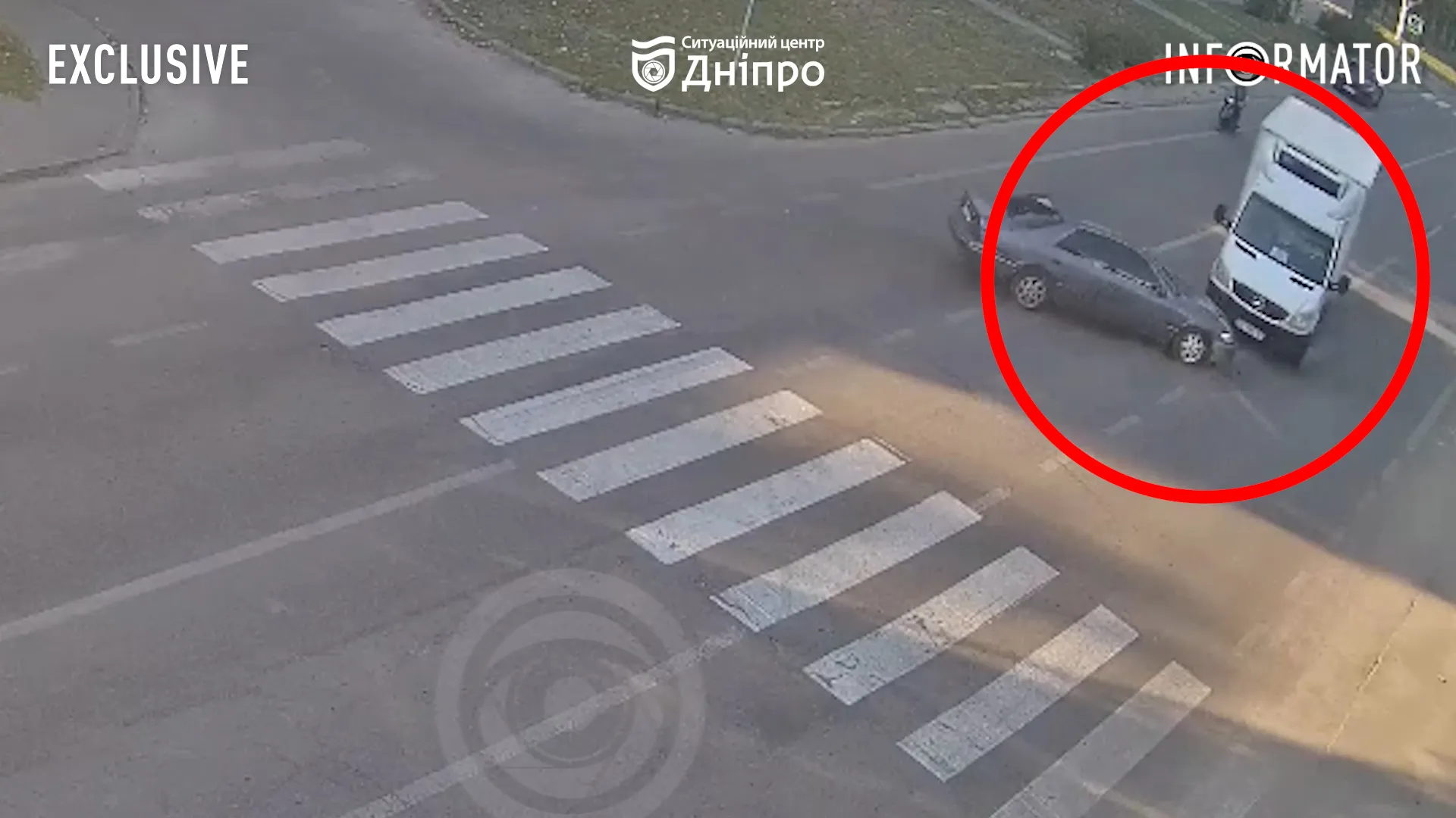 У Дніпрі на Петра Калнишевського Camry не розминувся з вантажівкою: кадри аварії