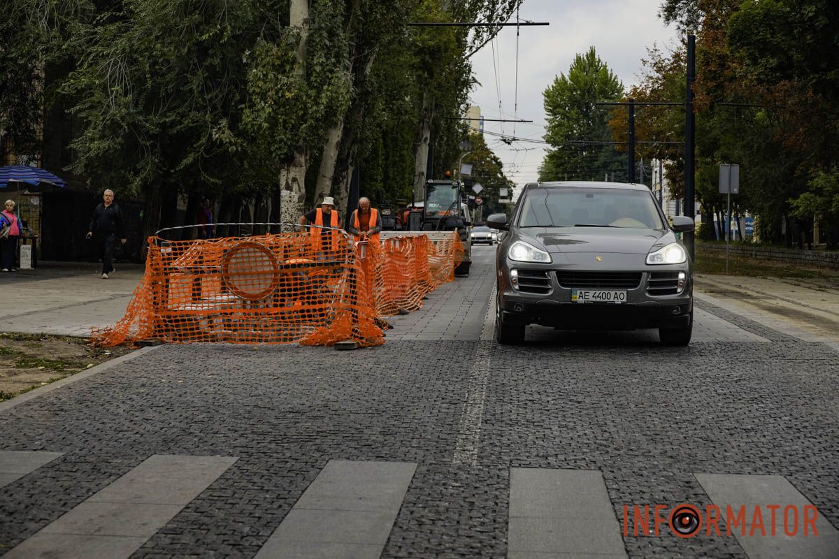 Плитка знову потребує ремонту Одна смуга руху перекрита: у Дніпрі на Соборній площі знову ремонтують «віденську платформу» 16