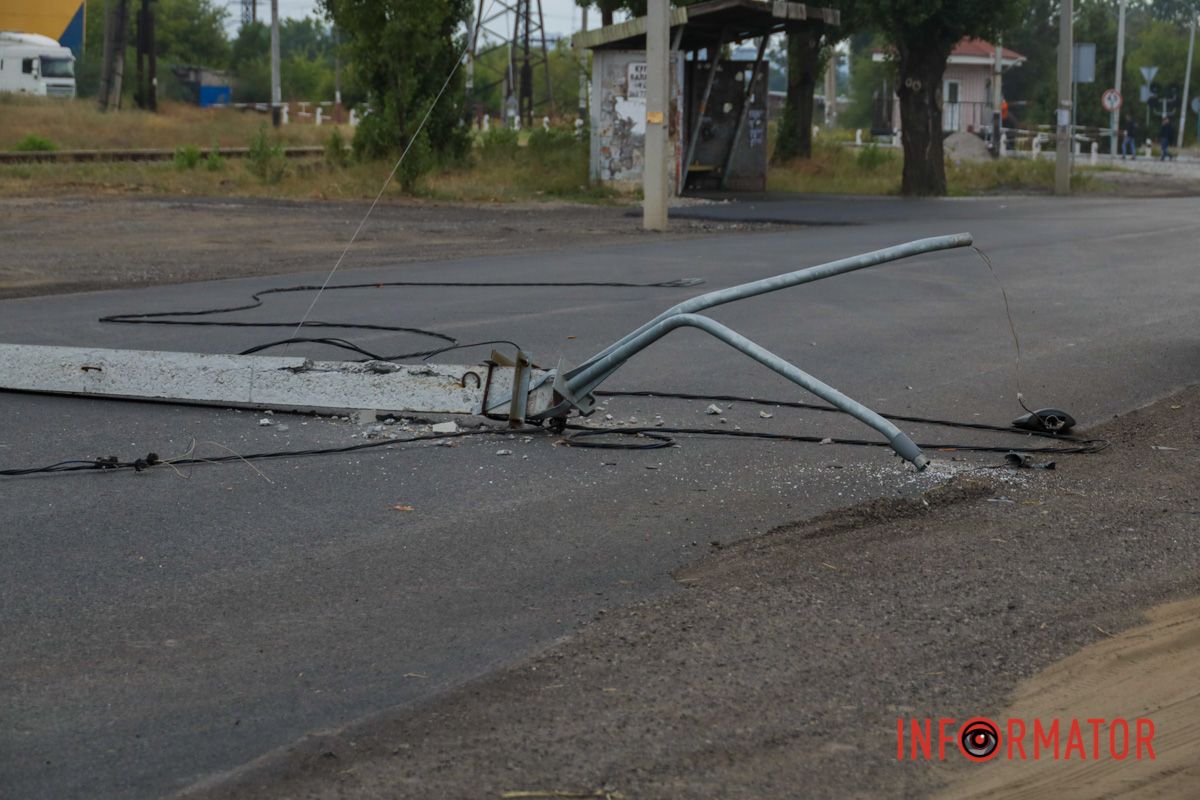 Стовп відтягнули з дороги, щоб відновити рух автівок У Дніпрі на Курсантській бетонний стовп перегородив дорогу: працюють комунальники 16