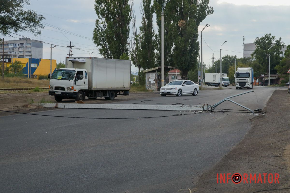 На Курсантській прибирають наслідки падіння бетонної опори У Дніпрі на Курсантській бетонний стовп перегородив дорогу: працюють комунальники 17
