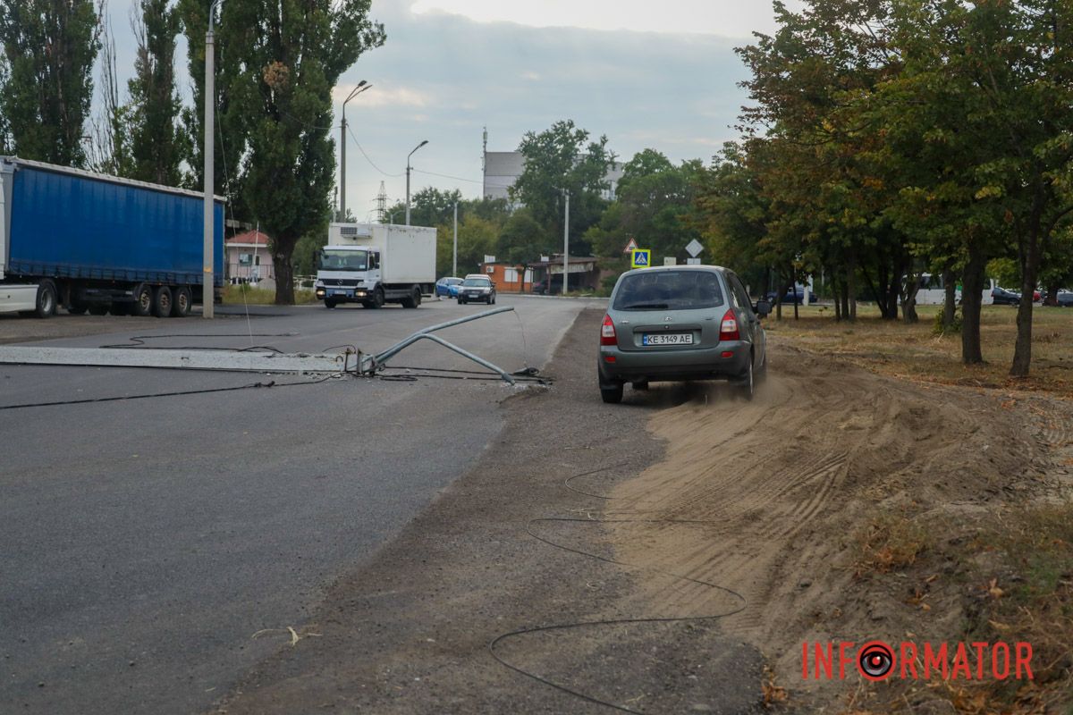 Обірвані дроти після падіння стовпа вже знеструмили У Дніпрі на Курсантській бетонний стовп перегородив дорогу: працюють комунальники 18