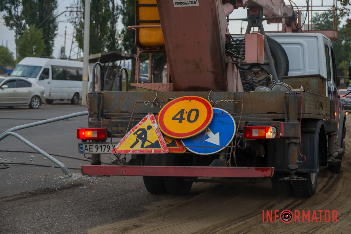 Проїжджу частину на Курсантській звільняють від стовпа У Дніпрі на Курсантській бетонний стовп перегородив дорогу: працюють комунальники 19