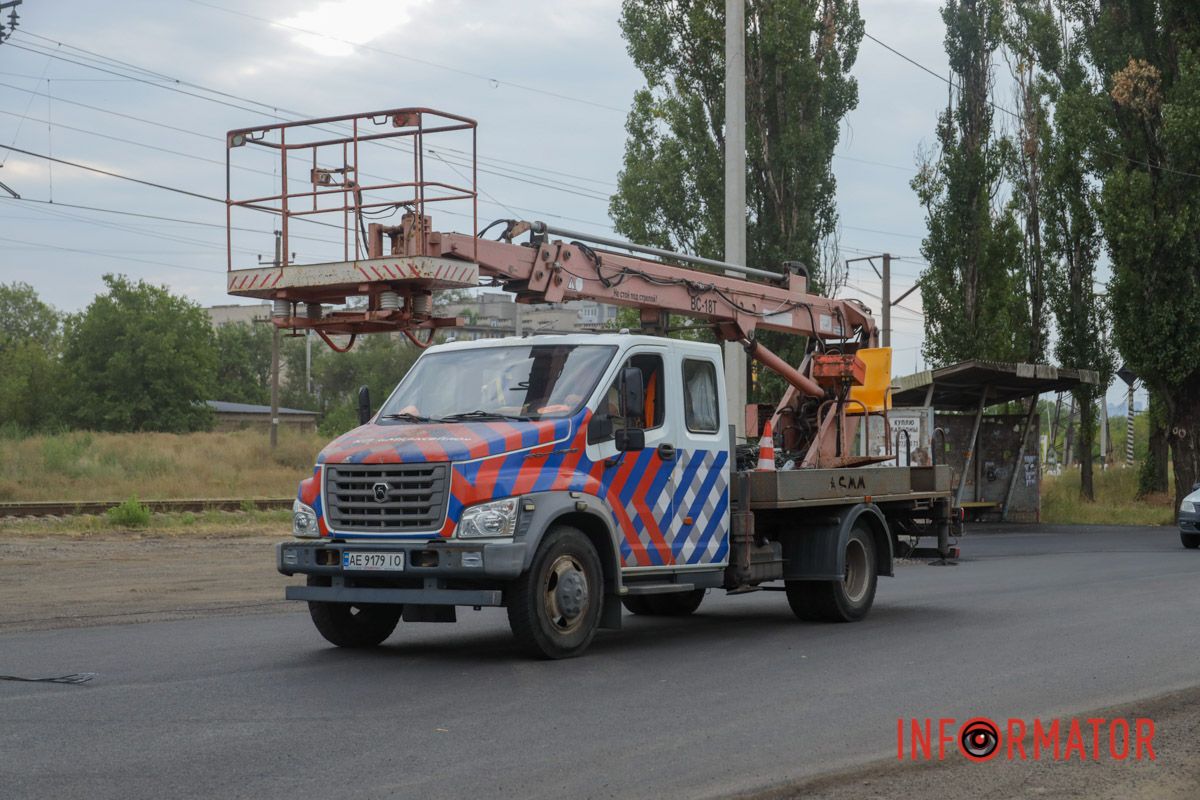 Бетонна опора впала на дорогу в Дніпрі У Дніпрі на Курсантській бетонний стовп перегородив дорогу: працюють комунальники 20