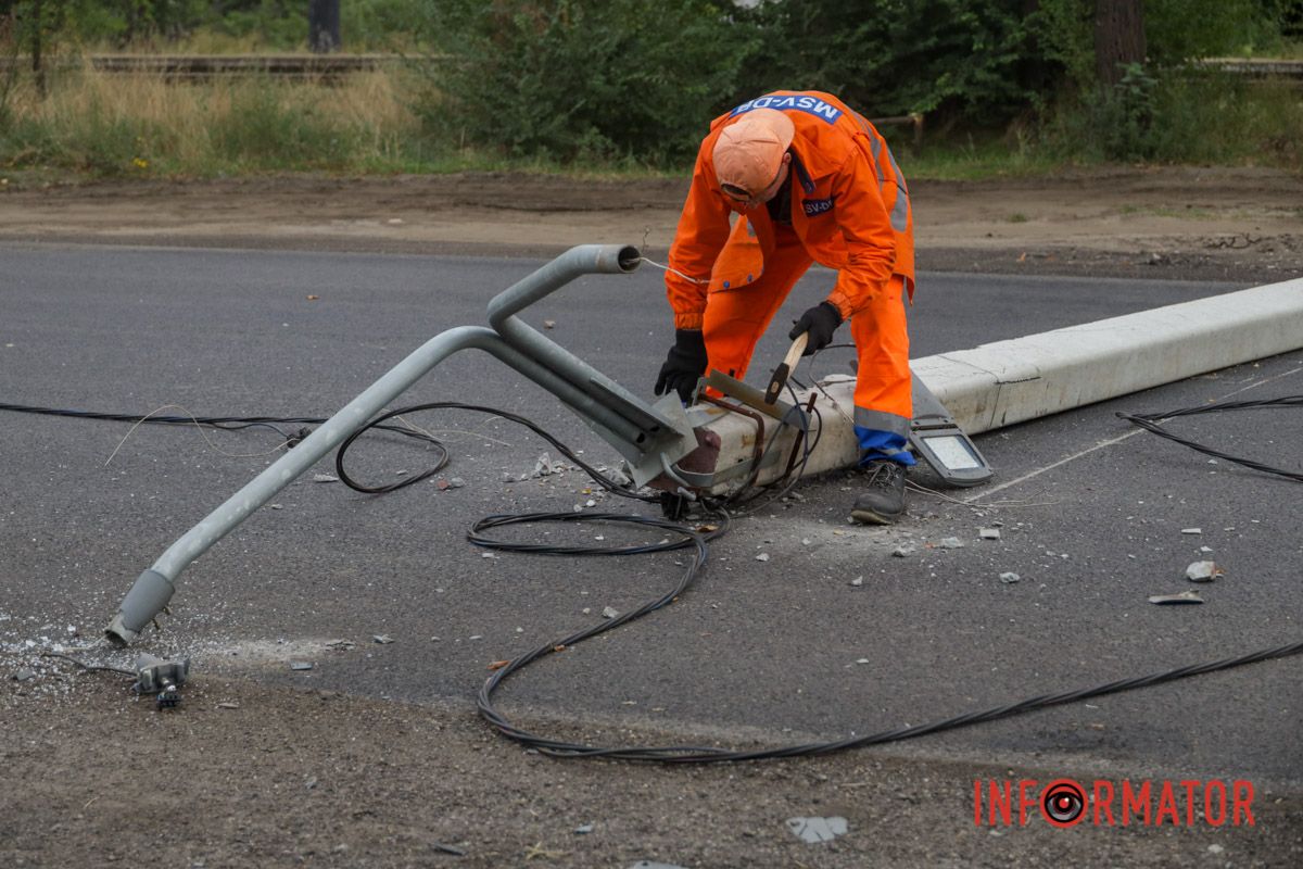 Бетонний стовп перегородив дорогу на Курсантській у Дніпрі. У Дніпрі на Курсантській бетонний стовп перегородив дорогу: працюють комунальники 1