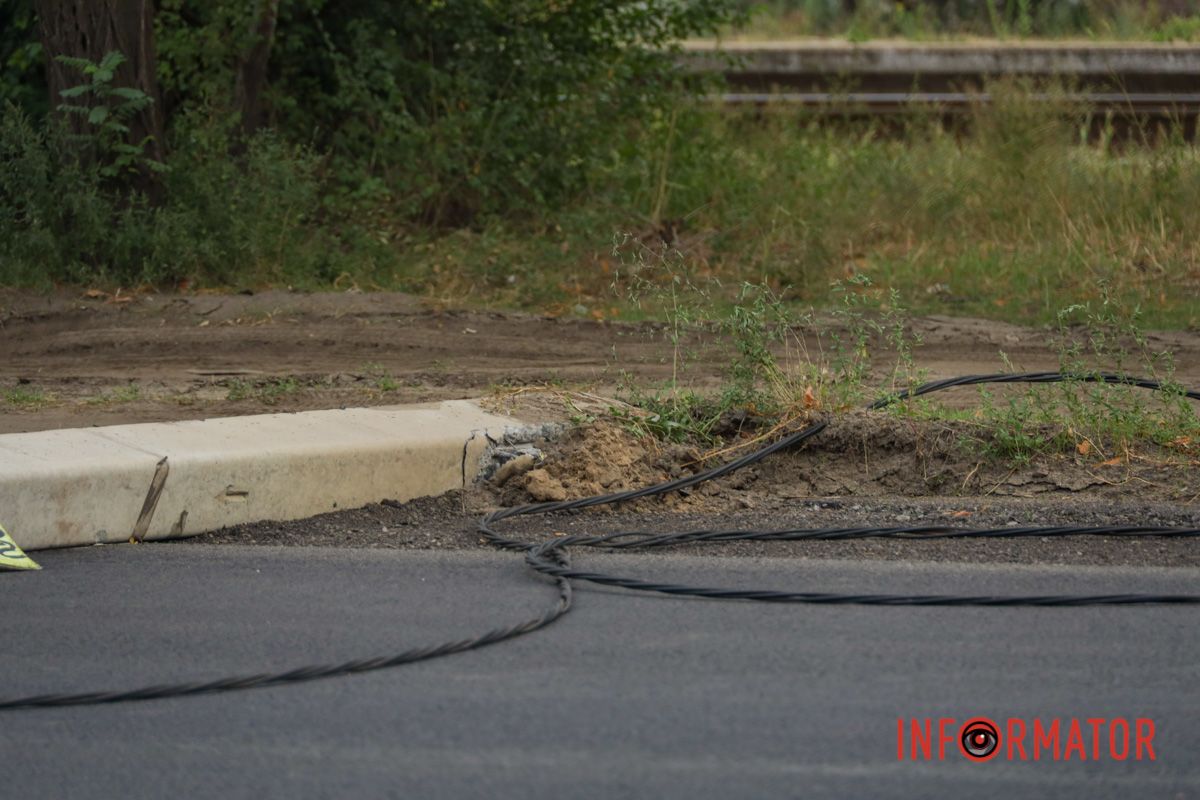 Комунальники відтягують опору з дорожнього полотна У Дніпрі на Курсантській бетонний стовп перегородив дорогу: працюють комунальники 9