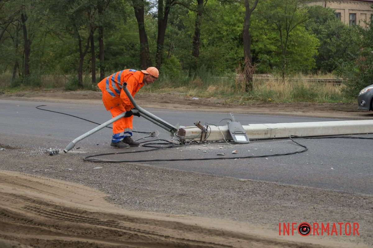 На Курсантській у Дніпрі впала бетонна опора У Дніпрі на Курсантській бетонний стовп перегородив дорогу: працюють комунальники 2