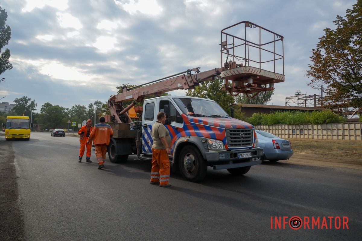 На Курсантській утворилася перешкода для автомобілів У Дніпрі на Курсантській бетонний стовп перегородив дорогу: працюють комунальники 14
