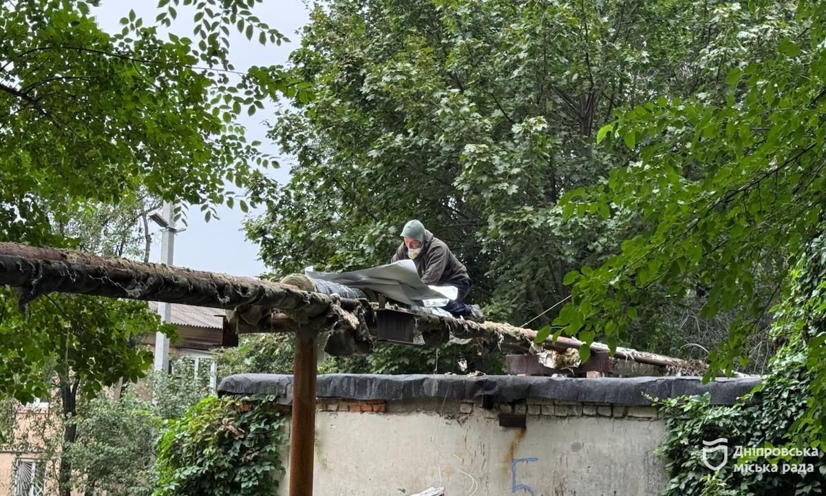 На питающихся от этой котельной тепловых сетях восстанавливают изоляционное покрытие трубопроводов на участке протяженностью 150 метров. На питающихся от этой котельной тепловых сетях восстанавливают изоляционное покрытие трубопроводов на участке протяженностью 150 метров.