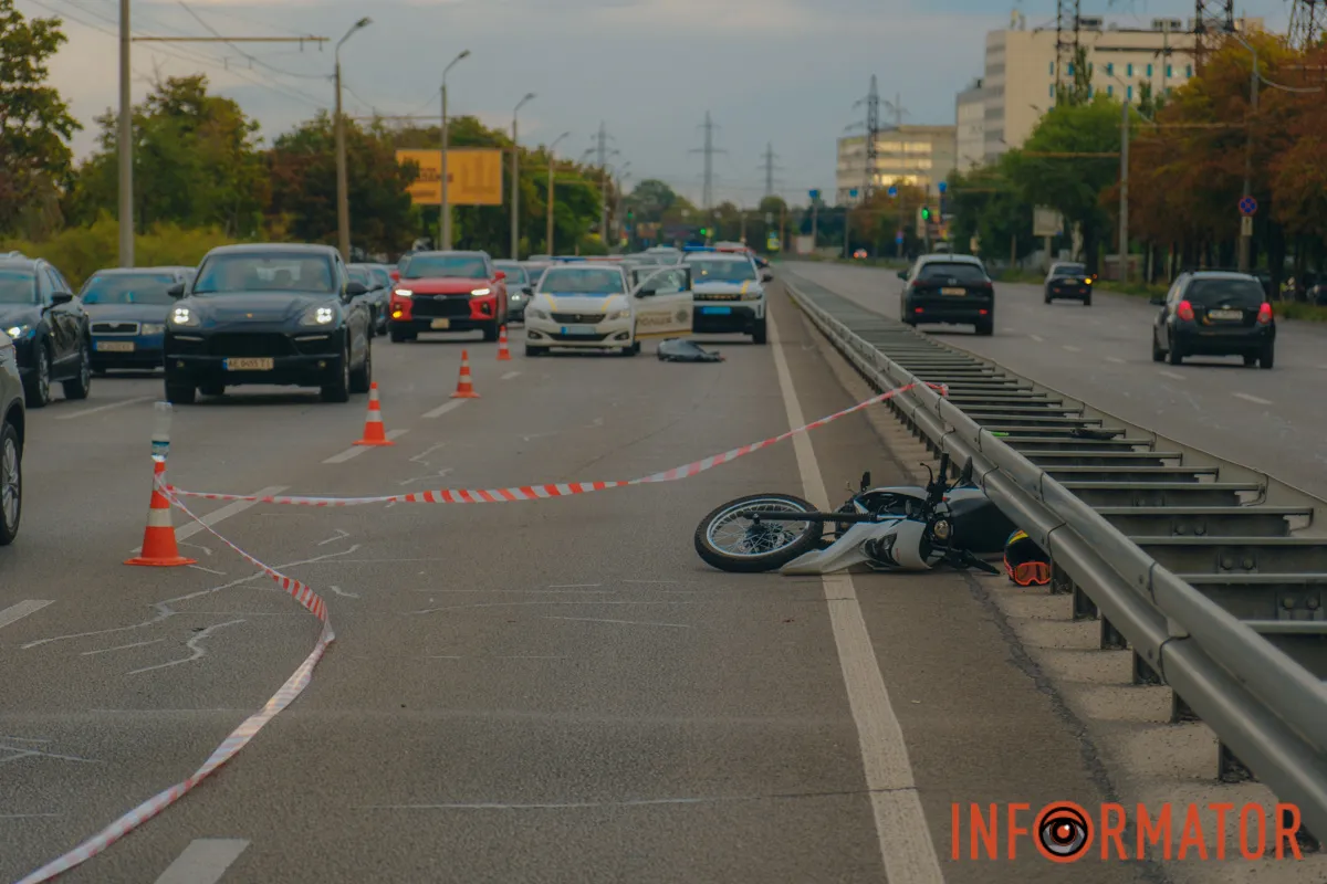 У Дніпрі на Набережній Заводській зіткнулися два мотоциклісти: один з водіїв загинув 15