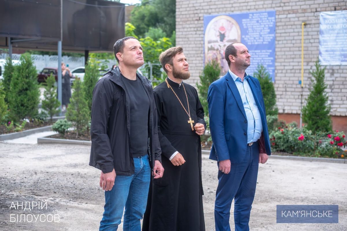 Він має близько 8 метрів у діаметрі та 4,5 метра у висоту Він має близько 8 метрів у діаметрі та 4,5 метра у висоту