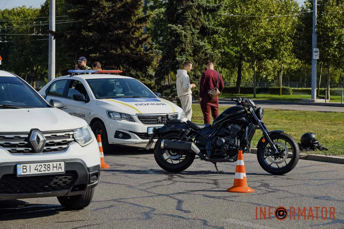 У Дніпрі на Набережній Перемоги біля Neftek зіткнулися мотоцикл та Infiniti: перші деталі 5