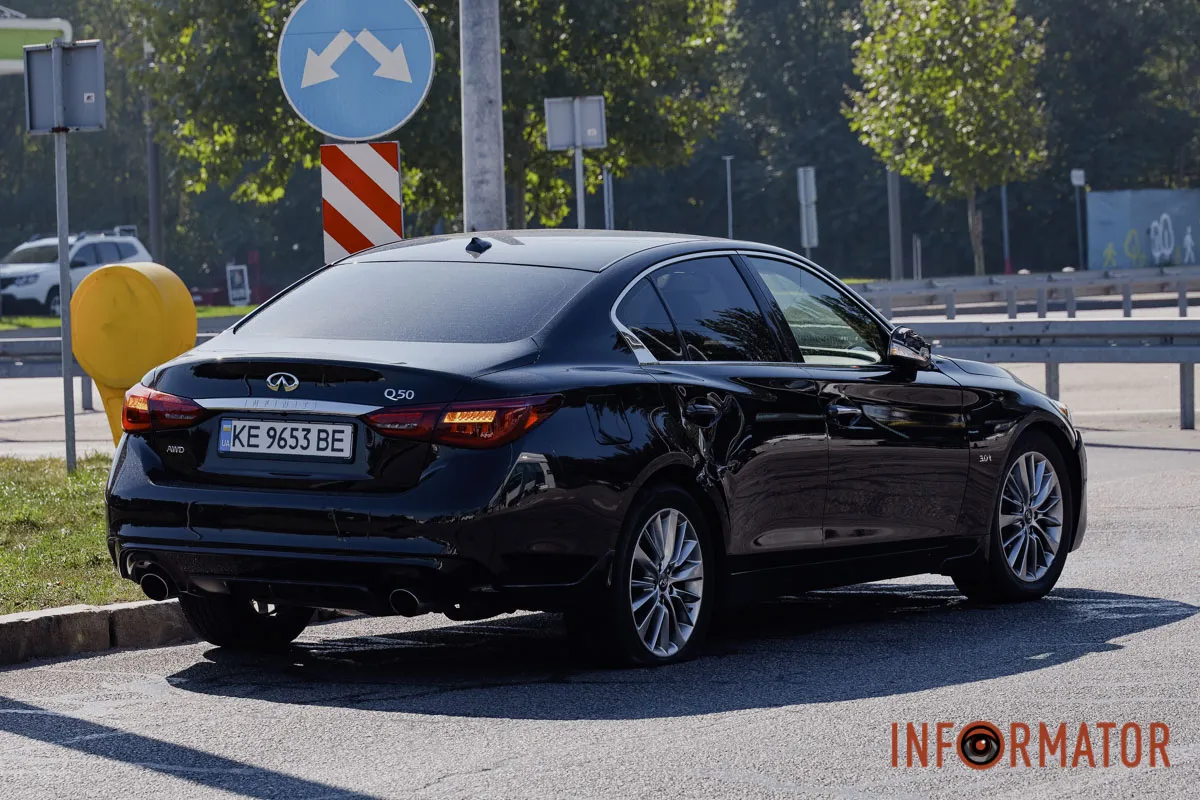 У Дніпрі на Набережній Перемоги біля Neftek зіткнулися мотоцикл та Infiniti: перші деталі 6