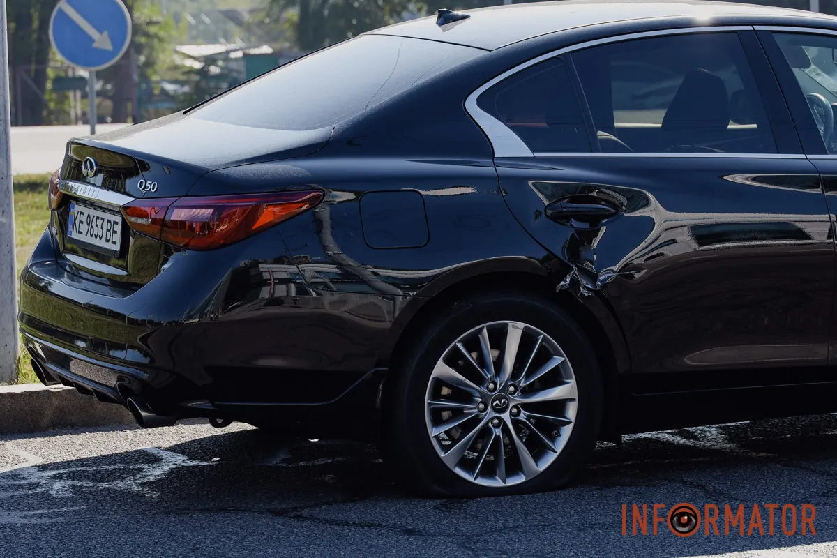У Дніпрі на Набережній Перемоги біля Neftek зіткнулися мотоцикл та Infiniti: перші деталі 7
