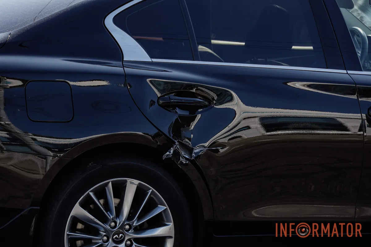 У Дніпрі на Набережній Перемоги біля Neftek зіткнулися мотоцикл та Infiniti: перші деталі 8