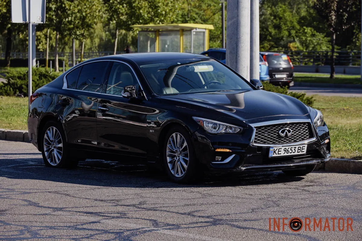У Дніпрі на Набережній Перемоги біля Neftek зіткнулися мотоцикл та Infiniti: перші деталі 9