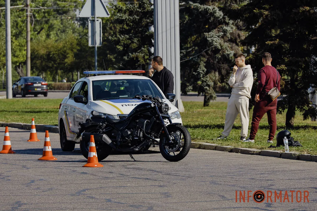 У Дніпрі на Набережній Перемоги біля Neftek зіткнулися мотоцикл та Infiniti: перші деталі 10