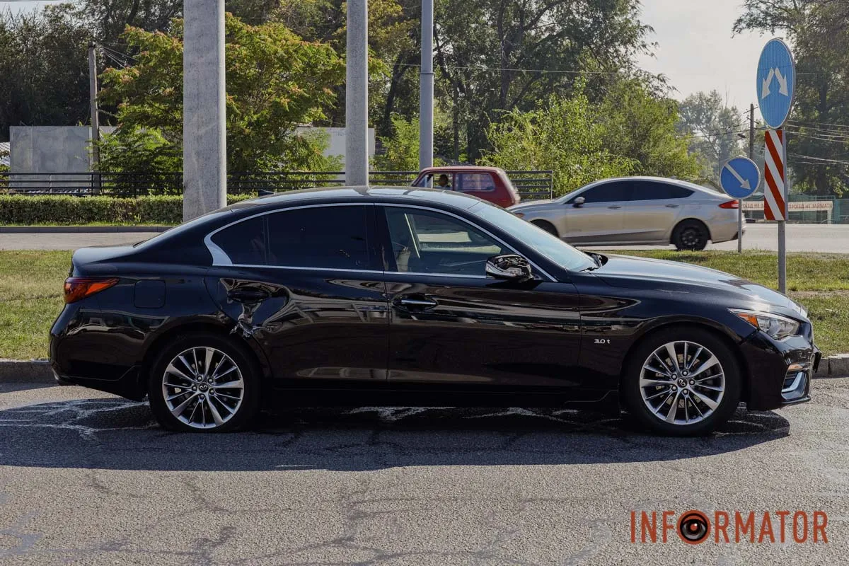 У Дніпрі на Набережній Перемоги біля Neftek зіткнулися мотоцикл та Infiniti: перші деталі 11