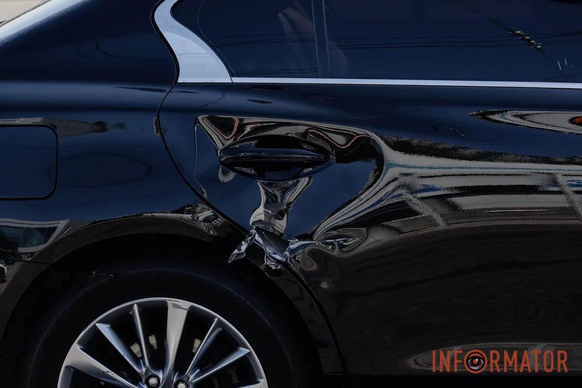 У Дніпрі на Набережній Перемоги біля Neftek зіткнулися мотоцикл та Infiniti: перші деталі 13