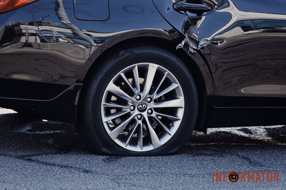 У Дніпрі на Набережній Перемоги біля Neftek зіткнулися мотоцикл та Infiniti: перші деталі 14