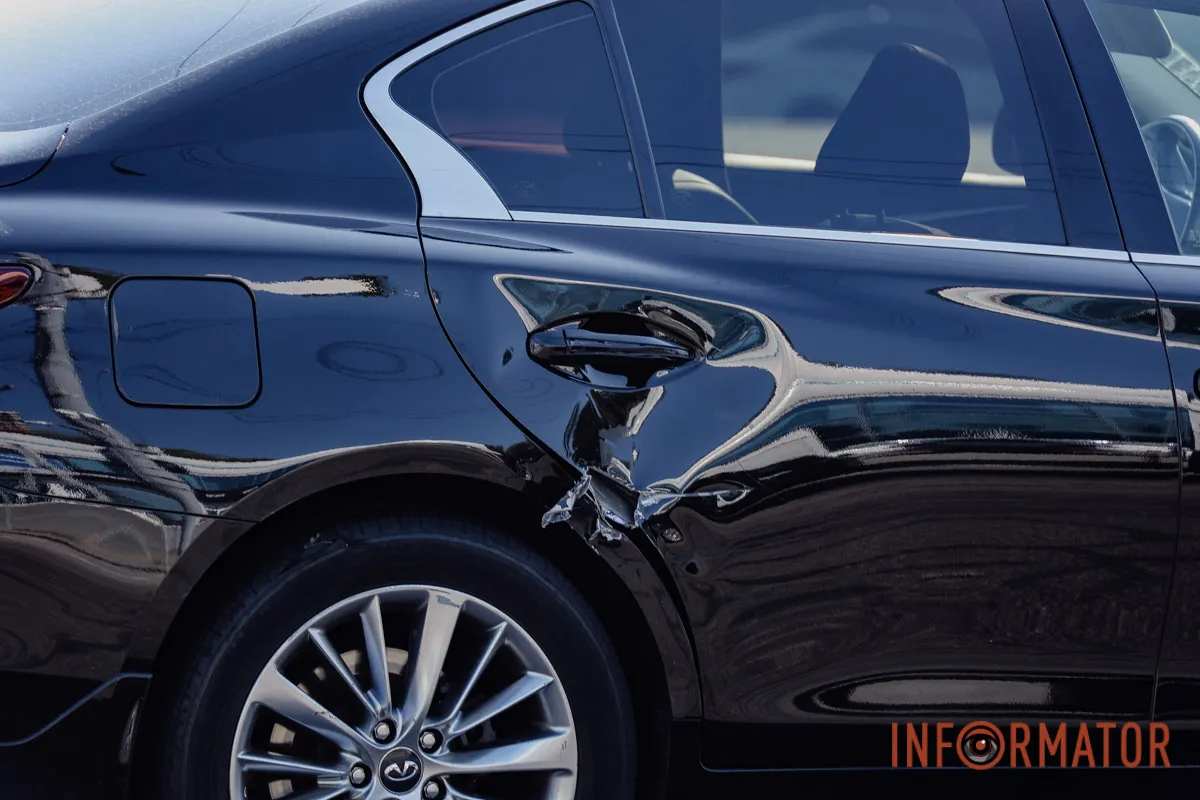 У Дніпрі на Набережній Перемоги біля Neftek зіткнулися мотоцикл та Infiniti: перші деталі 15