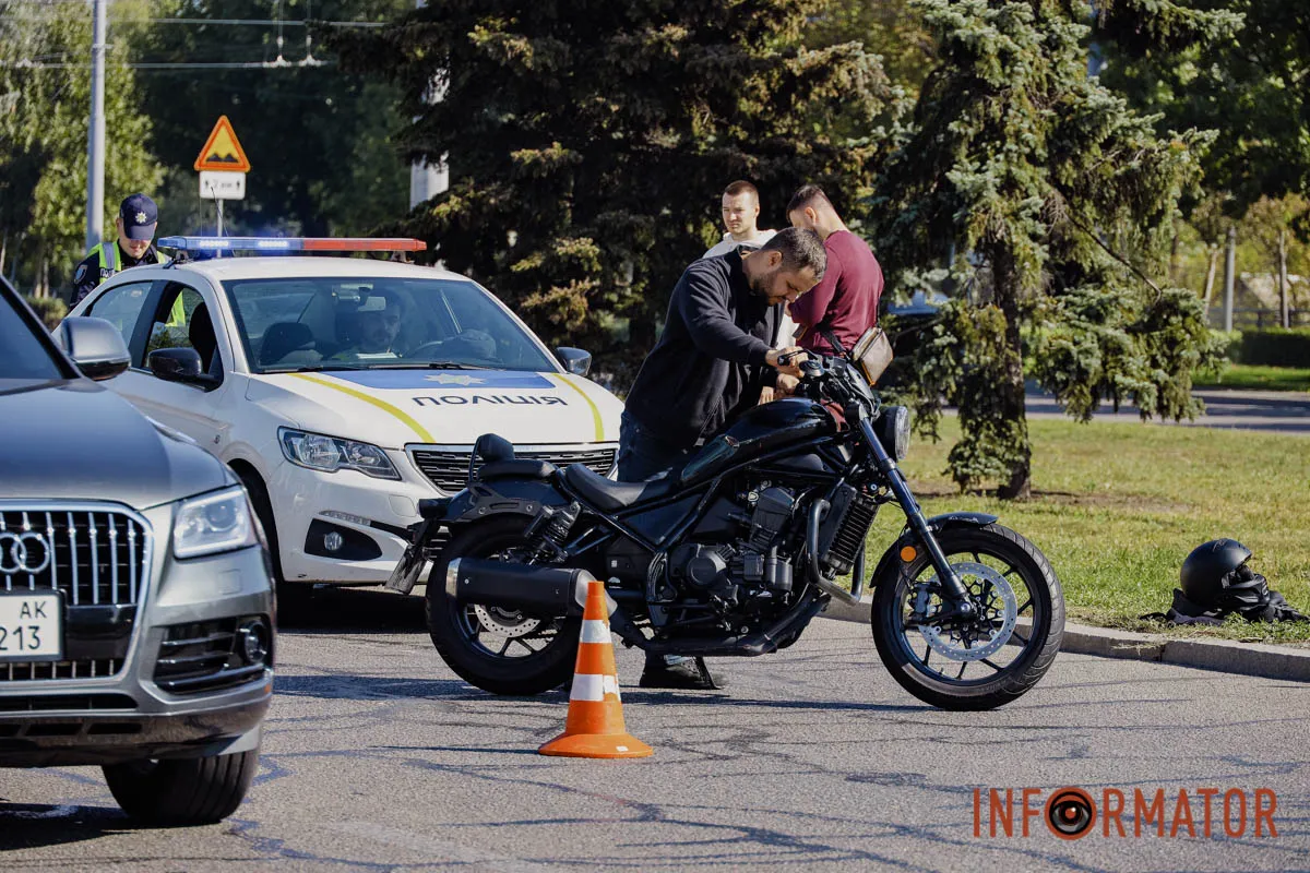 У Дніпрі на Набережній Перемоги біля Neftek зіткнулися мотоцикл та Infiniti: перші деталі 16