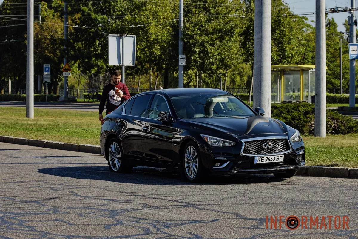 У Дніпрі на Набережній Перемоги біля Neftek зіткнулися мотоцикл та Infiniti: перші деталі 17