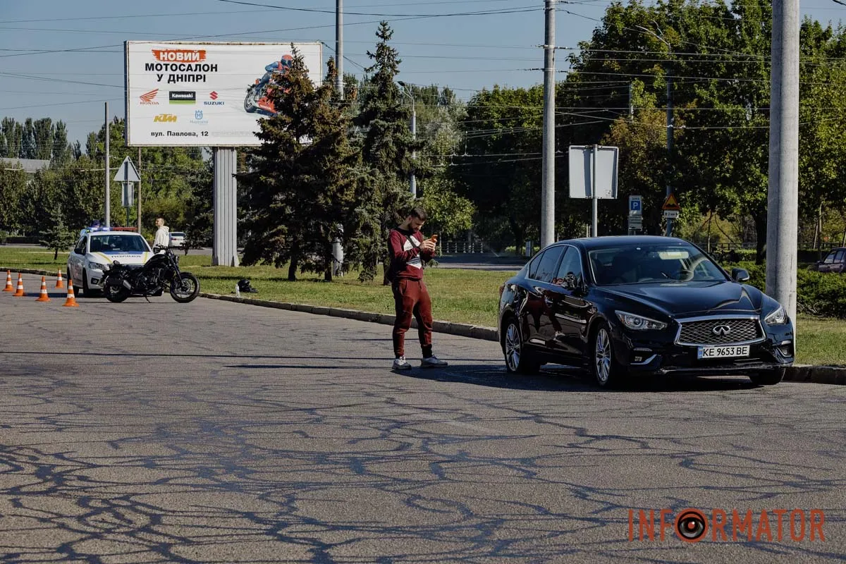 У Дніпрі на Набережній Перемоги біля Neftek зіткнулися мотоцикл та Infiniti: перші деталі 18
