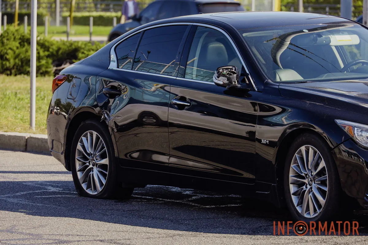 У Дніпрі на Набережній Перемоги біля Neftek зіткнулися мотоцикл та Infiniti: перші деталі 19