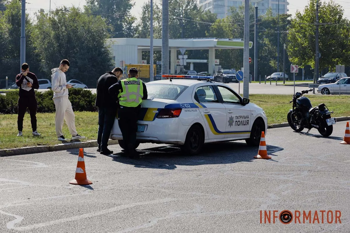 У Дніпрі на Набережній Перемоги біля Neftek зіткнулися мотоцикл та Infiniti: перші деталі 21