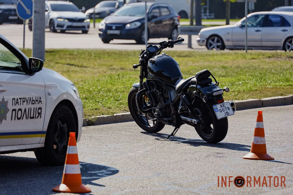 У Дніпрі на Набережній Перемоги біля Neftek зіткнулися мотоцикл та Infiniti: перші деталі 22