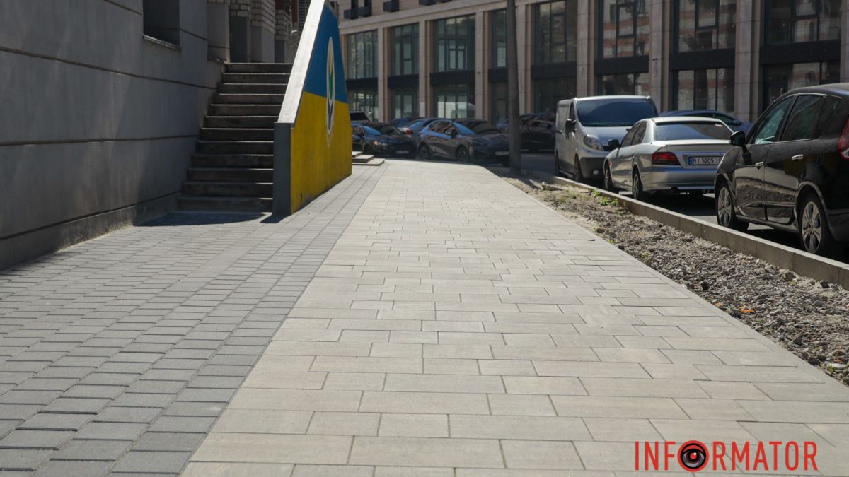 Не за бюджетные средства: в Днепре завершили ремонт части тротуара на улице Поля